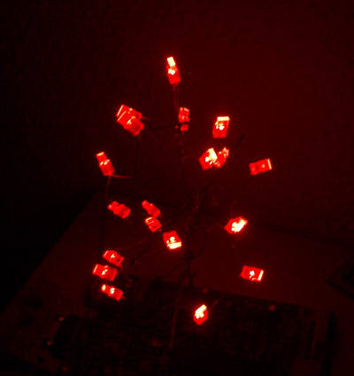 LED-Weihnachtsbaum bei Dunkelheit. LED-Weihnachtsbaum bei Dunkelheit.